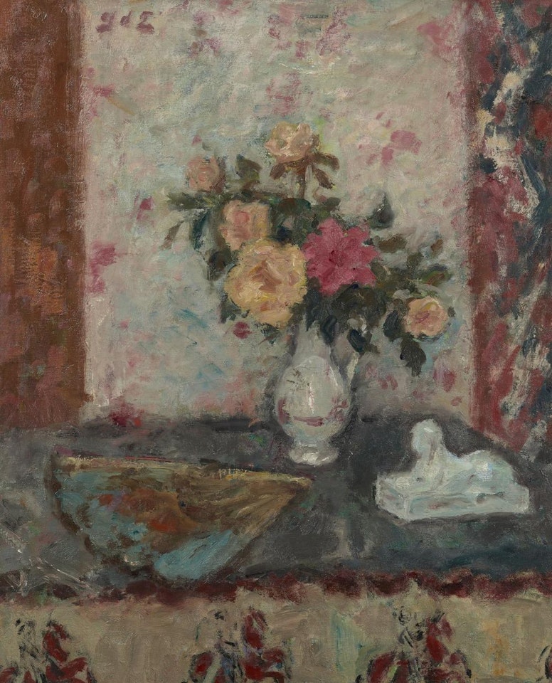 Vase de roses, éventail et sphynx by Georges d’Espagnat