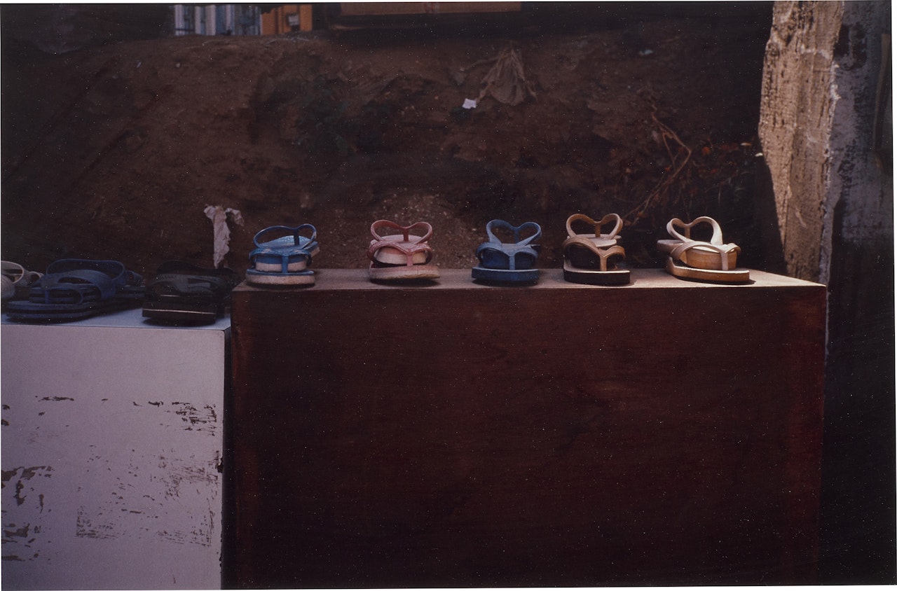 Chanclas En Venta by Gabriel Orozco