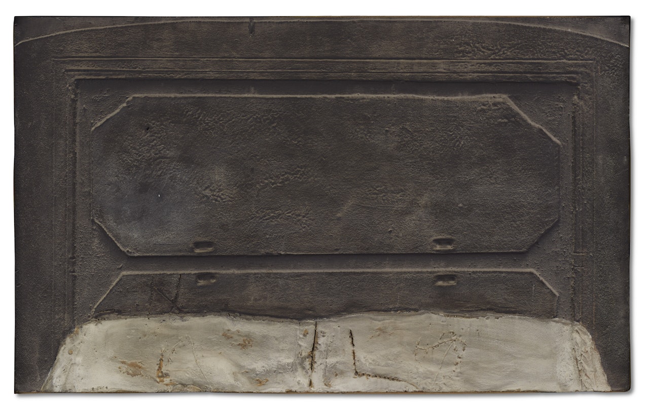 Tête de lit gris-marron by Antoni Tapies