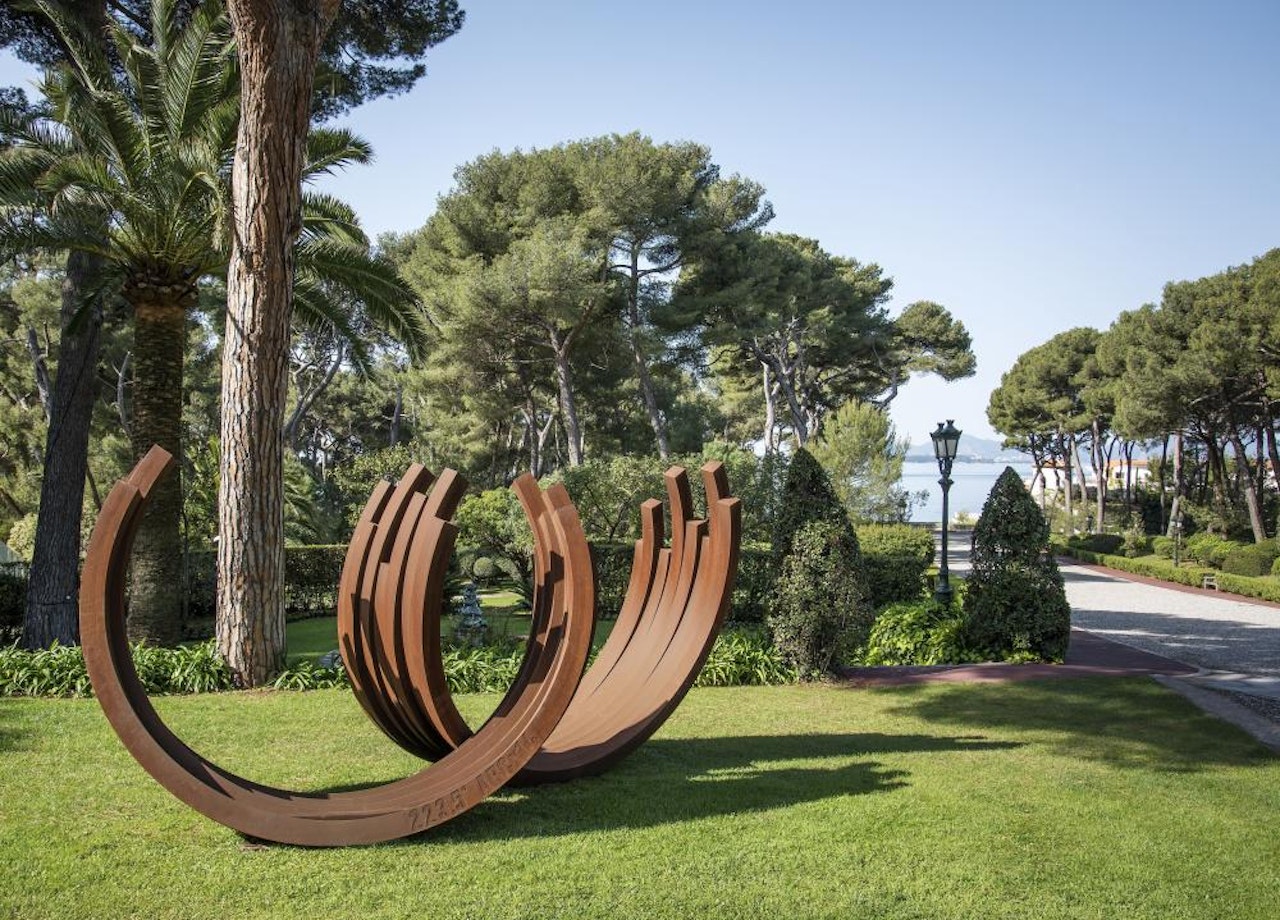 223.5° Arc x 14 by Bernar Venet