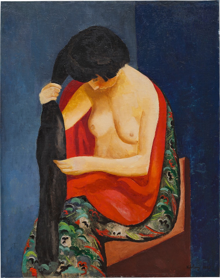 Jeune femme assise se coiffant by Moïse Kisling