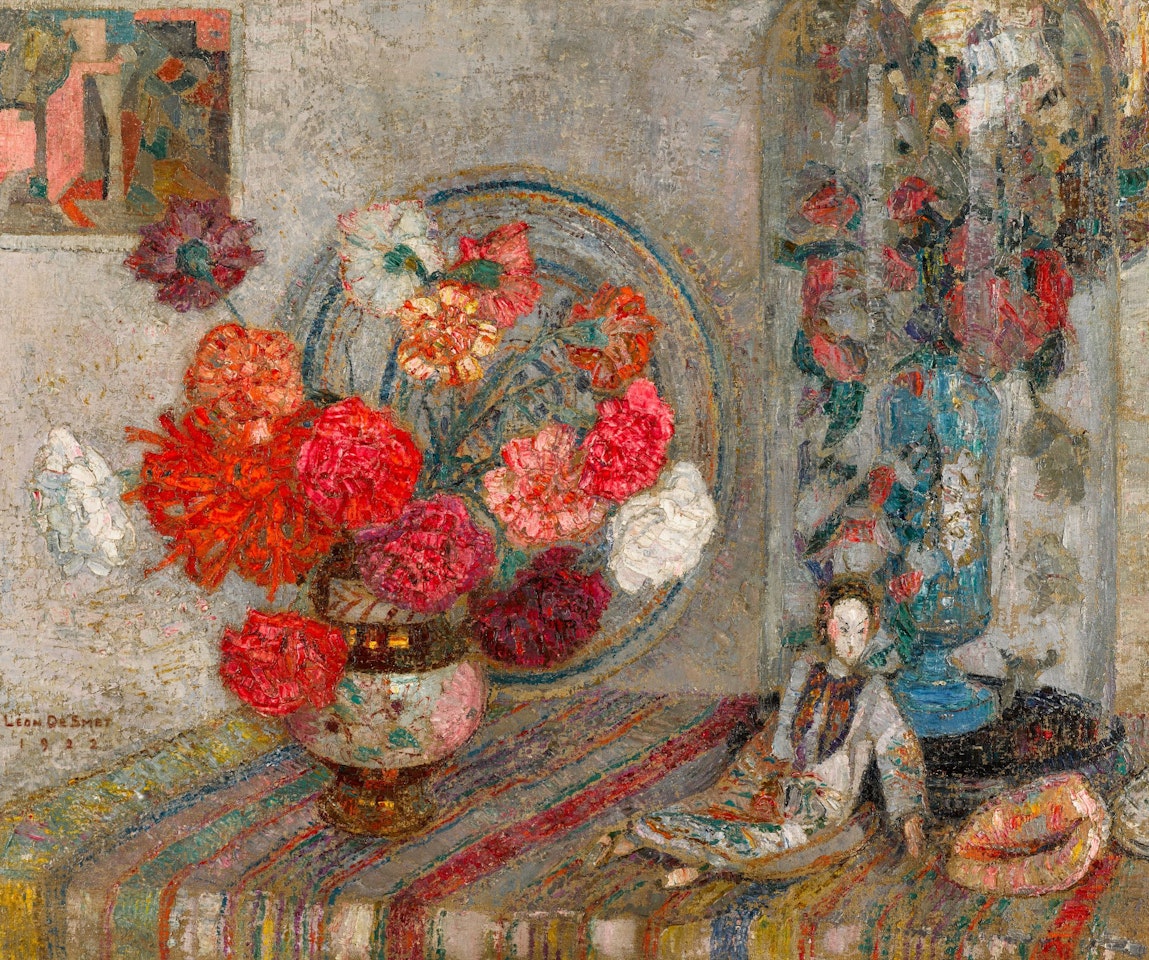 Nature morte avec fleurs et poupée japonaise by Leon de Smet