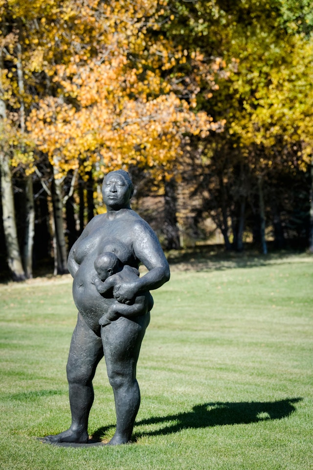 Madre con niño en la cadera by Francisco Zuñiga