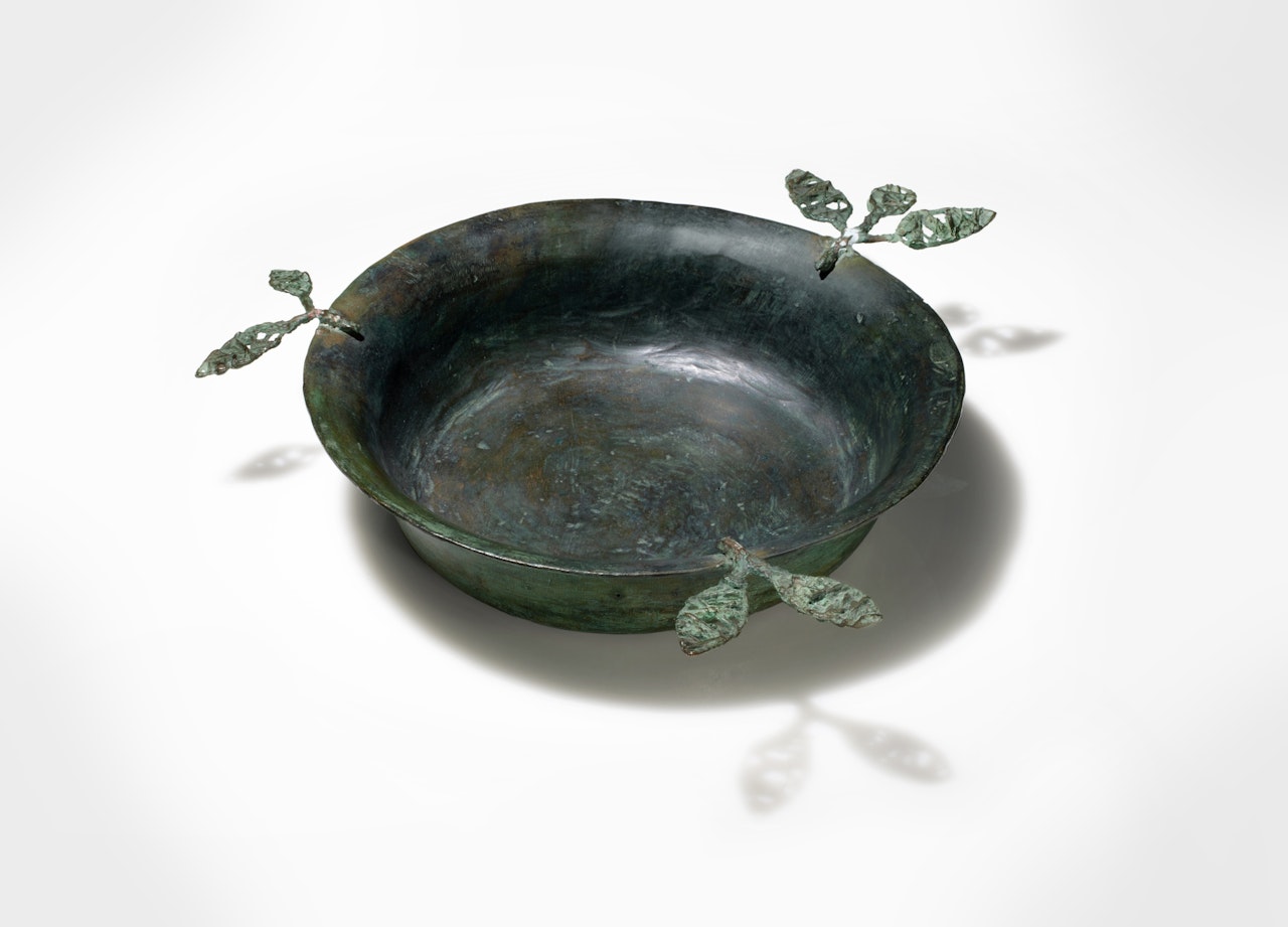 Grande Coupe aux Feuilles by Diego Giacometti