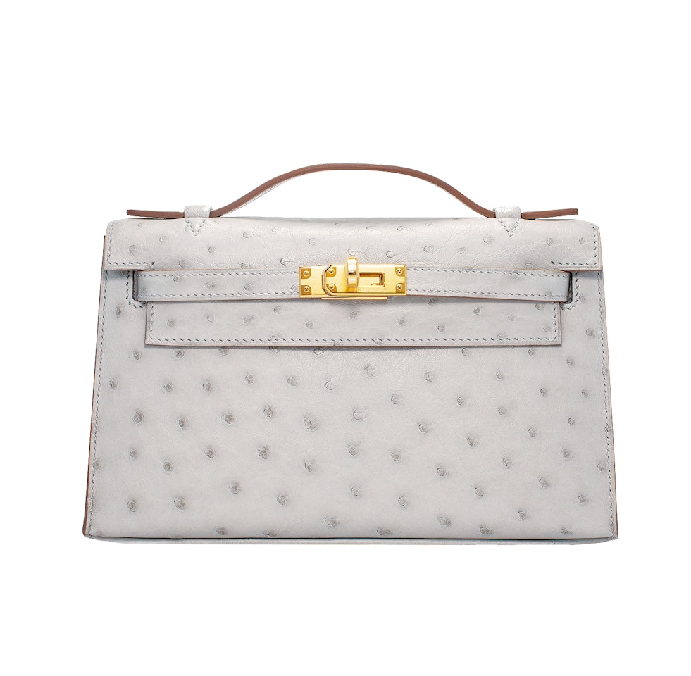 A GRIS PERLE OSTRICH KELLY POCHETTE WITH GOLD HARDWARE, Hermes