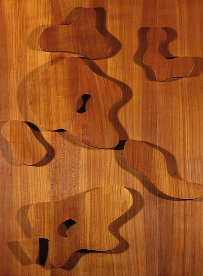 Constellation de sept formes dite 'On lui fait la cour' by Jean Arp