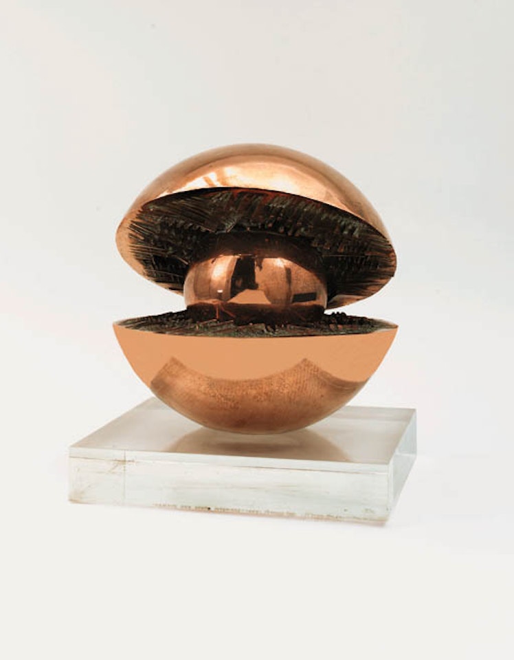 Rotante con sfera interiore by Arnaldo Pomodoro