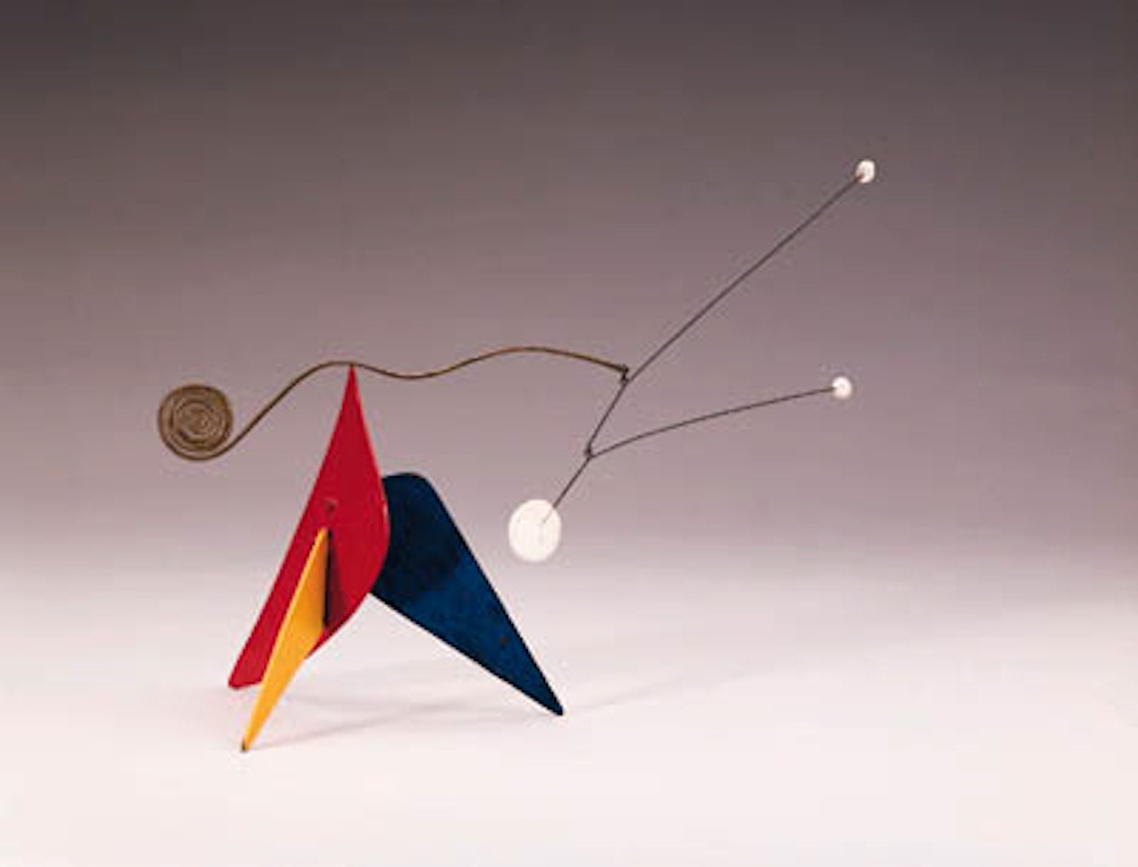 Tres puntos blancos sobre rojo, amarillo, azul by Alexander Calder