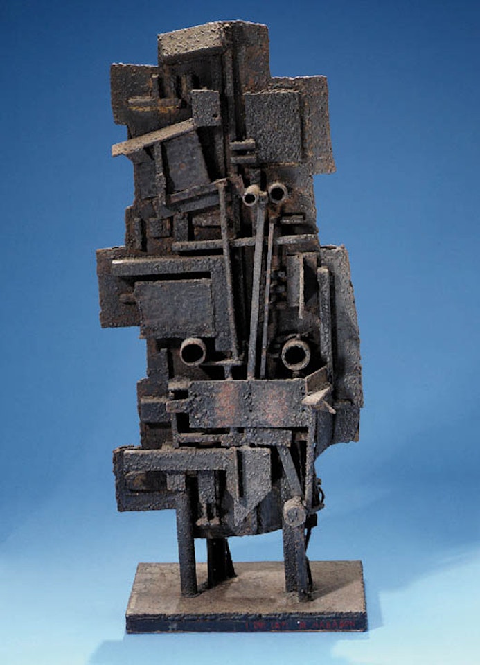 I due lati di habadon by Arnaldo Pomodoro