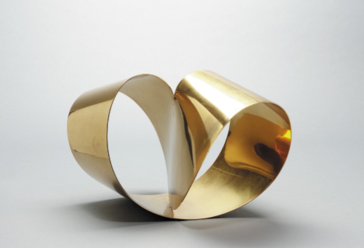Monoangulated surface in space by Max Bill