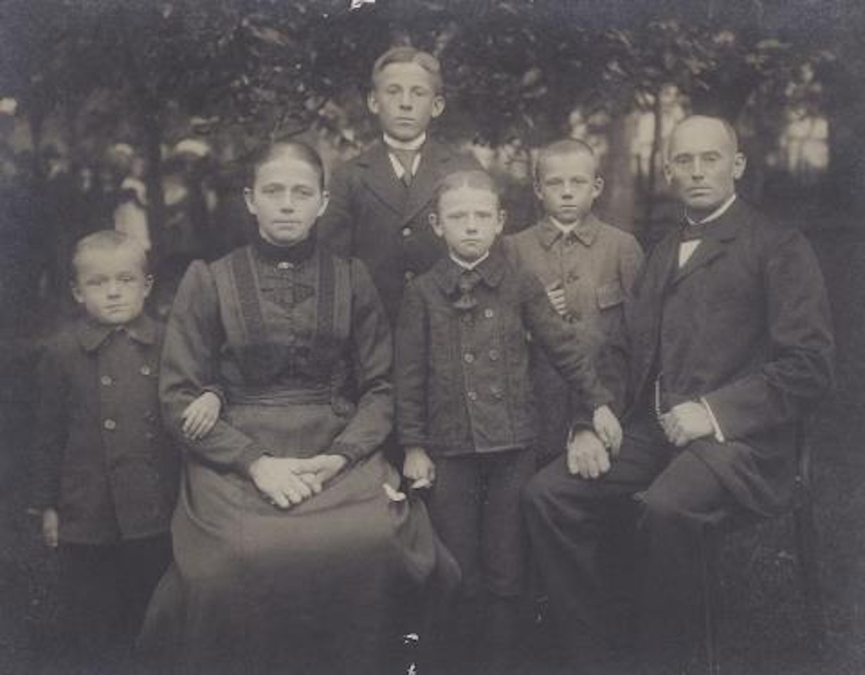 Family portraits from Hilgenroth/Westerwald by August Sander