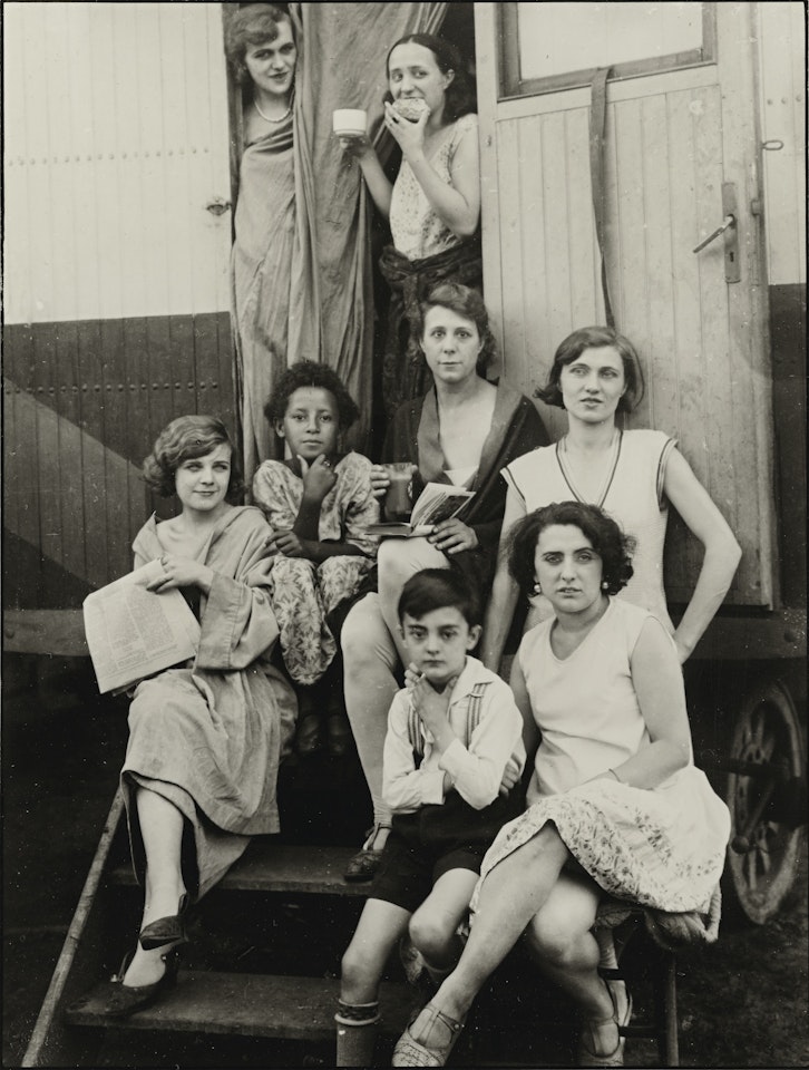 ZIRKUSLEUTE (GRUPPE)' (CIRCUS PEOPLE) by August Sander