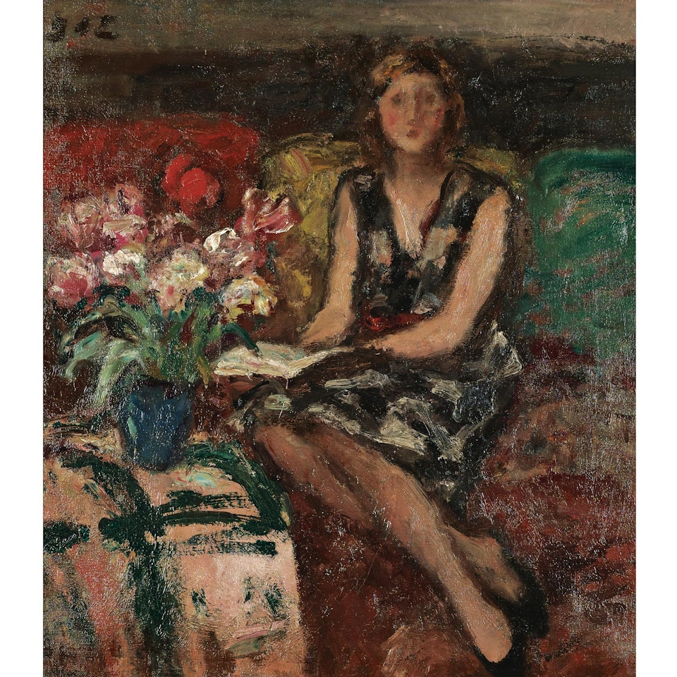 Femme Au Bouquet Des Fleurs Dans L'intérieur by Georges d’Espagnat