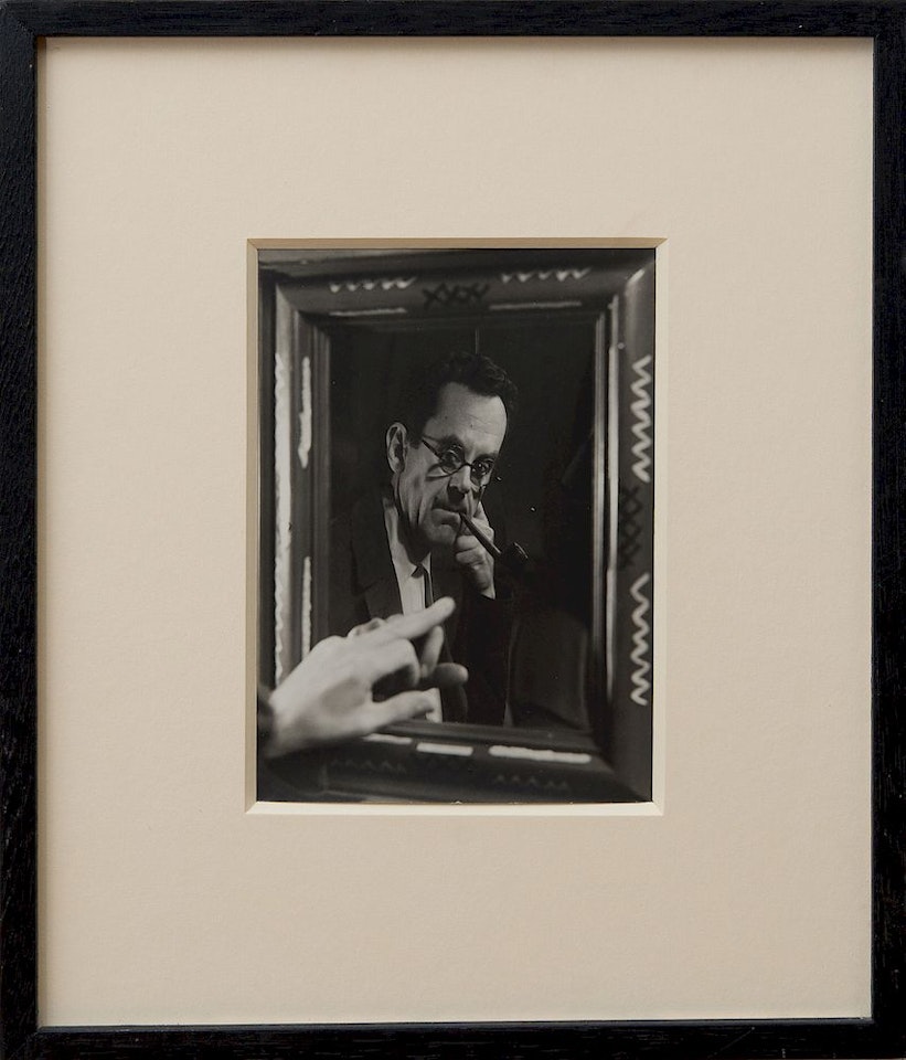 PORTRAIT DE L'ARTIST (APPUYER LE DOIGT SUR UN MIRROIR FLEXIBLE by Man Ray