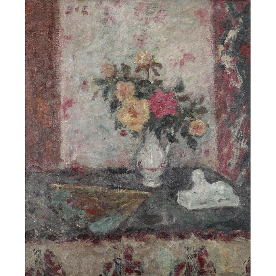 Vase de roses, éventail et sphinx by Georges d’Espagnat
