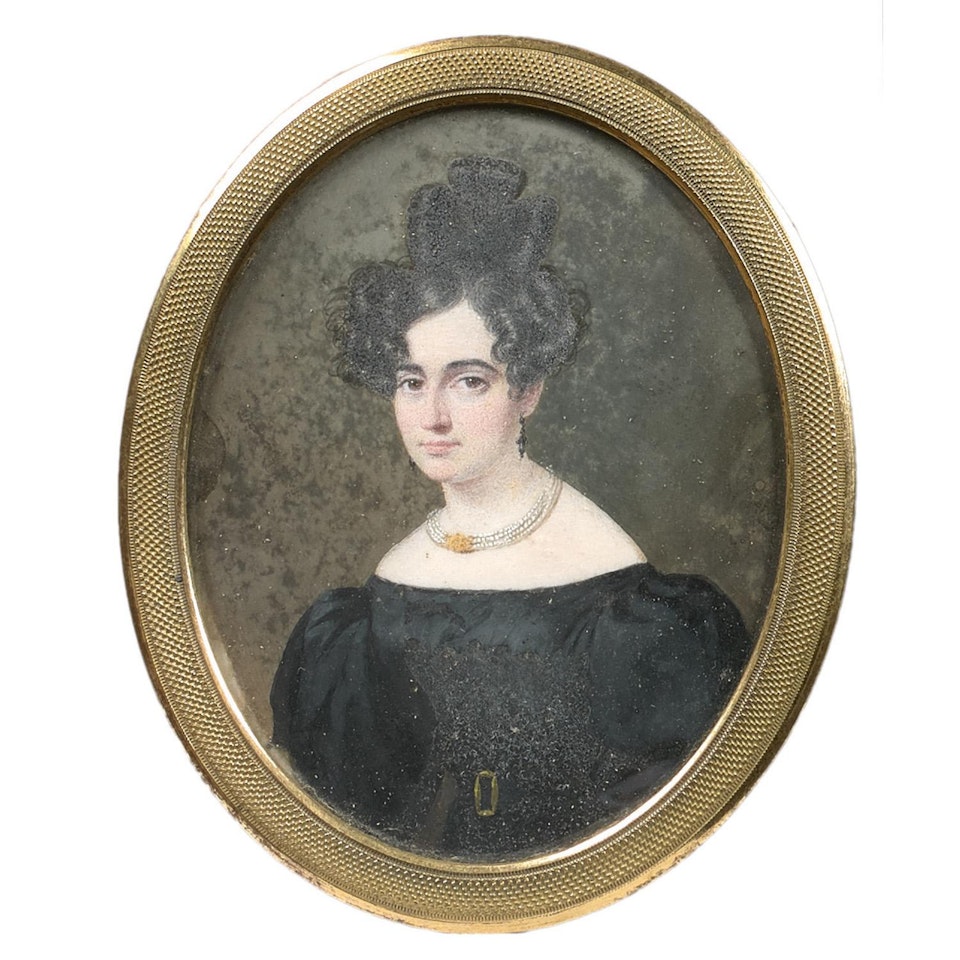 LOT DE TROIS MINIATURES; PORTRAIT DE FEMME A LA ROBE NOIRE; PORTRAIT DE FEMME; PORTRAIT DE FEMME AU CHAPEAU ET RUBAN; lot of three miniatures; Portrait of a woman in a black dress; Portrait of a woman; Portrait of a woman wearing a hat and a ribbon by French School