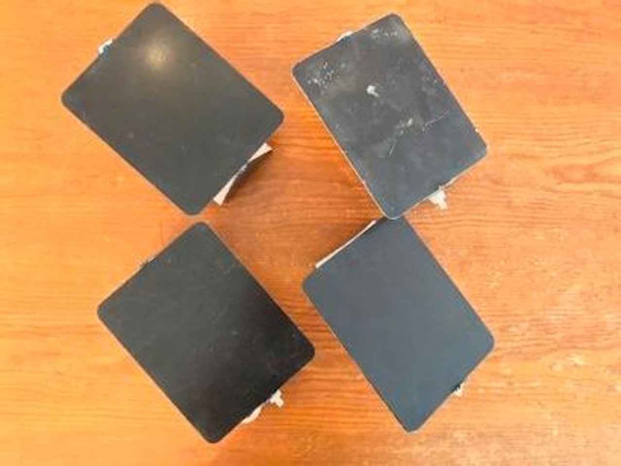 Suite de 4 appliques mobiles VOLET en métal laqué noir satiné et blanc by Charlotte Perriand