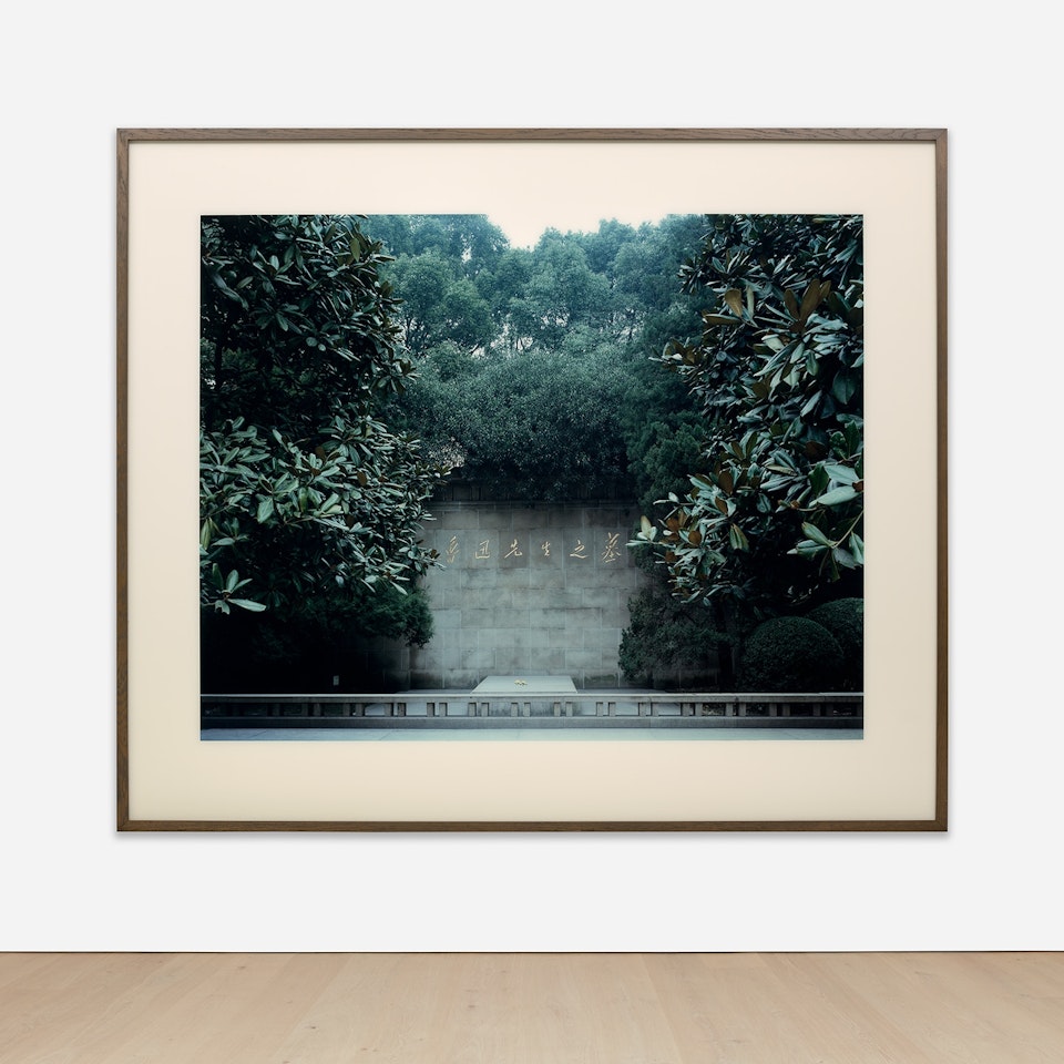 Grab von Lu Xun Shanghai by Thomas Struth