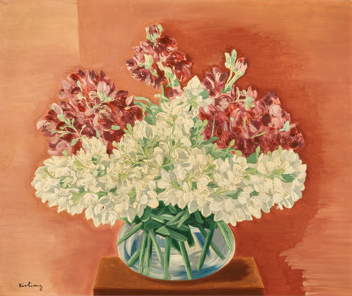 Fleurs blanches et grenat dans un vase transparent by Moïse Kisling