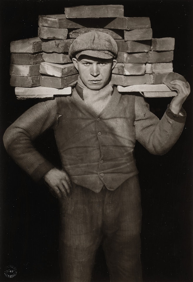 Handlager (Bricklayer) by August Sander