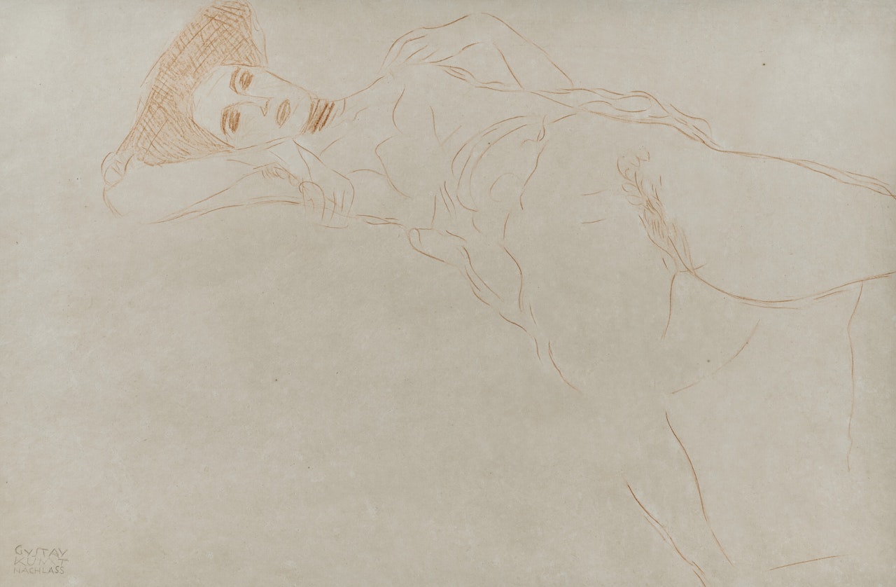 Nach links liegender Akt mit gespreizten Beinen by Gustav Klimt
