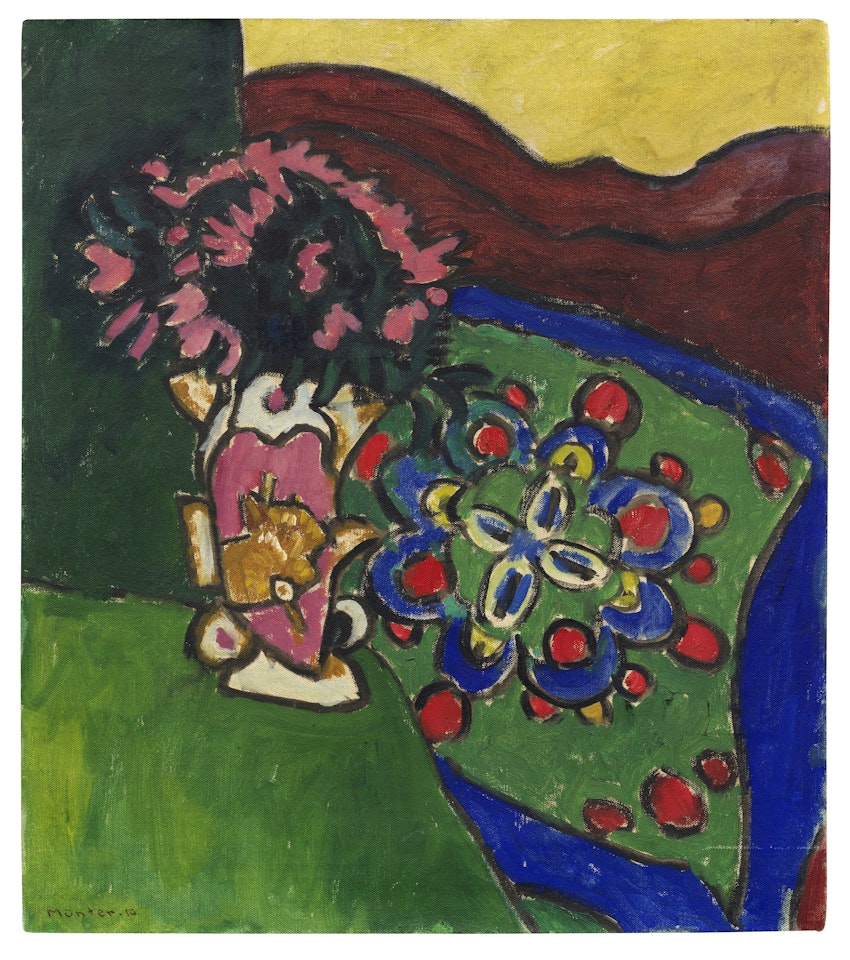 Teetisch mit Blumenvase und Sofa (Blumenstilleben mit Sofa und Kissen) by Gabriele Münter