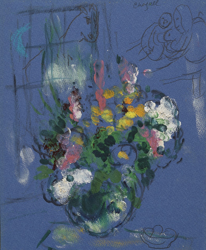 Bouquet sur fond bleu devant la fenêtre by Marc Chagall