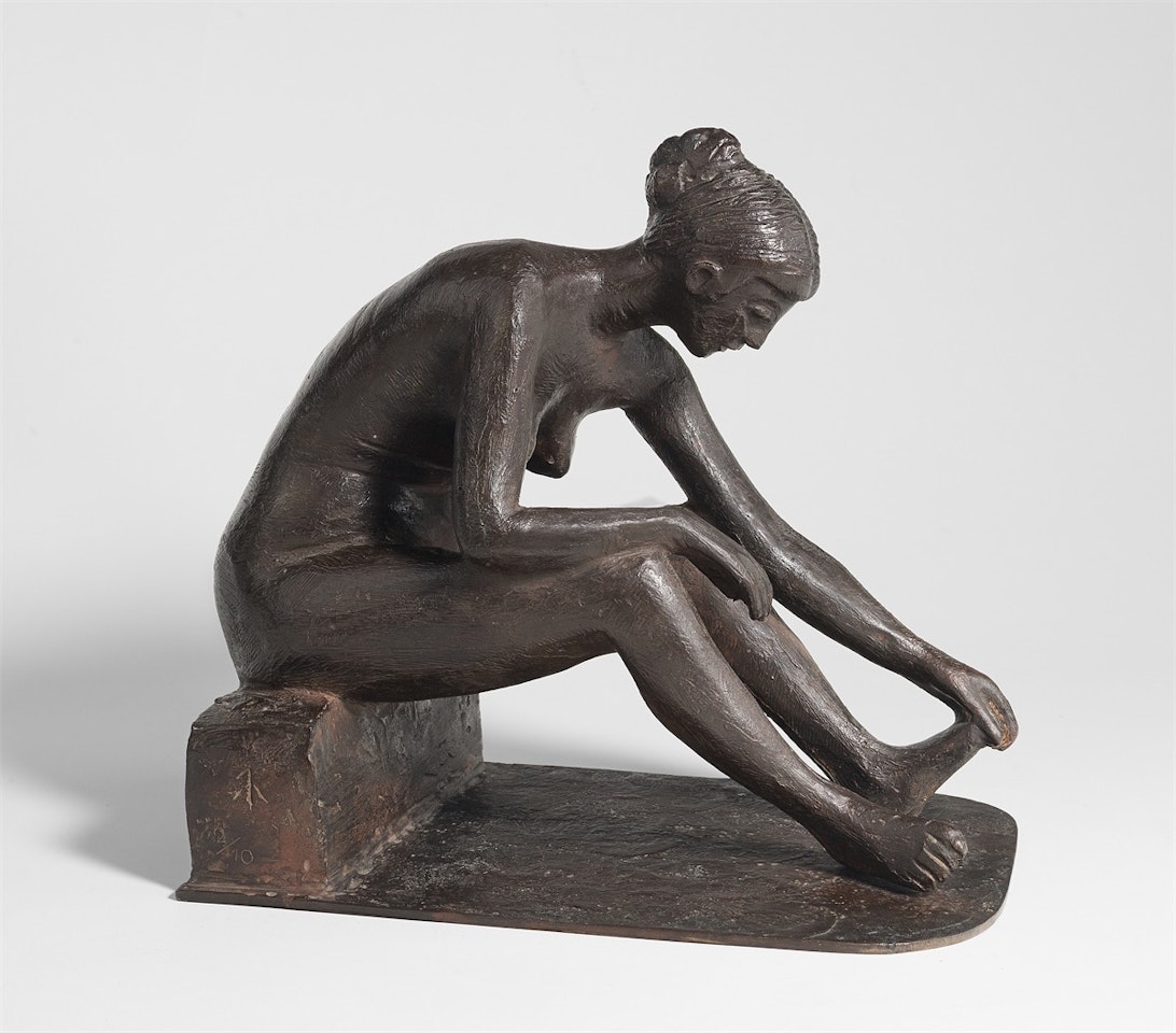 ”Hockende, den Fuß fassend” by Gerhard Marcks