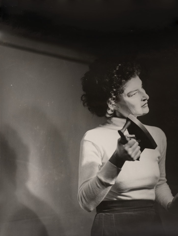 Juliet Man Ray maquillée avec "Cadeau" by Man Ray