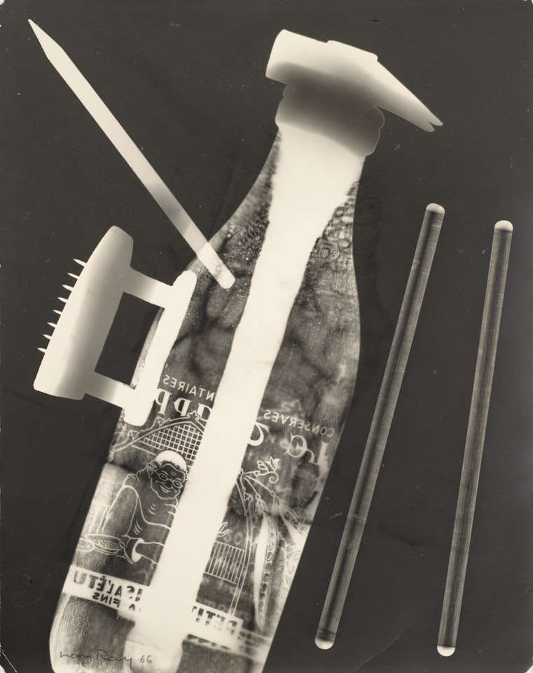 Le manche dans la manche by Man Ray