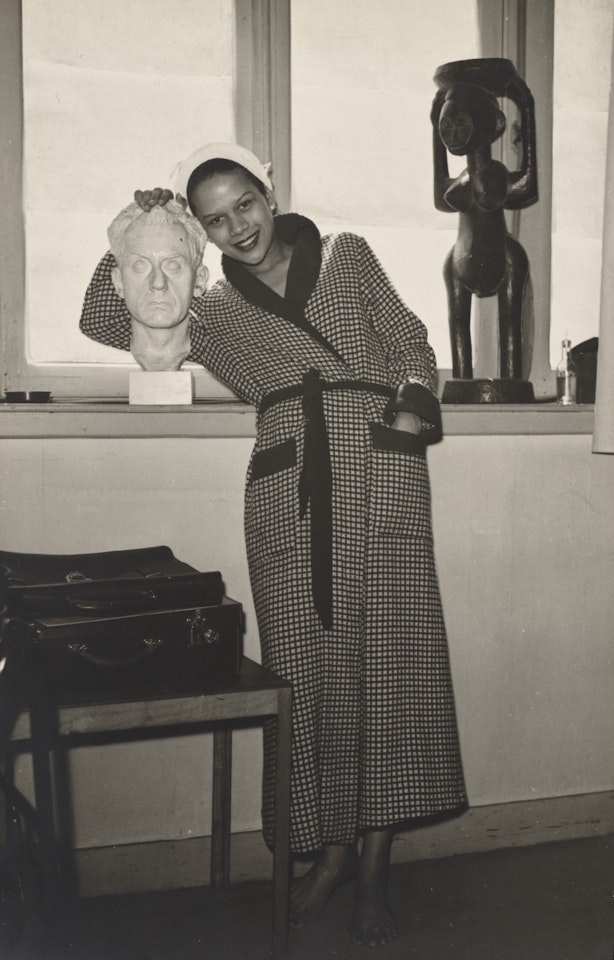 Adrienne Fidelin avec le buste en plâtre de Man Ray by Man Ray