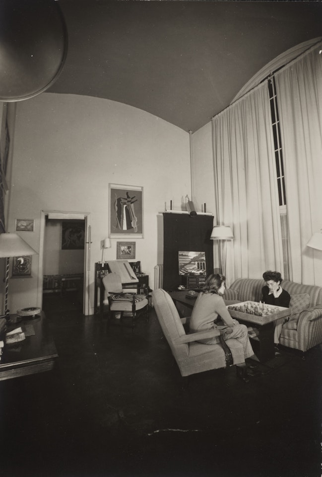 Juliet et une amie jouant aux échecs, Atelier de Man Ray, Vine street, Hollywood, années 1940 by Man Ray