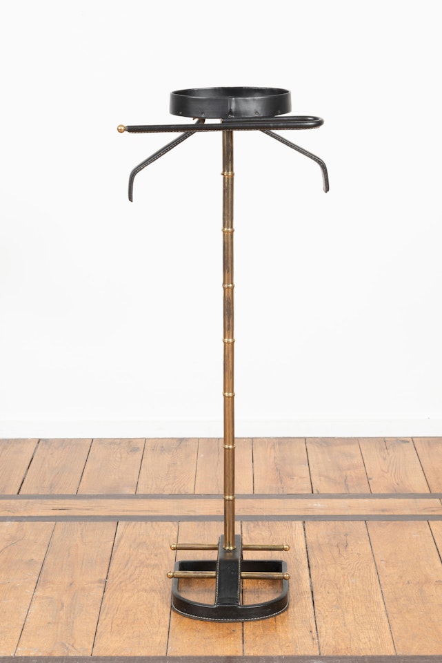 Valet de nuit en laiton doré et cuir by Jacques Adnet