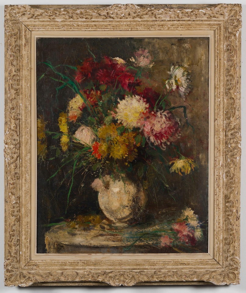 Jeté de Dahlias et bouquet sur le guéridon blanc by François Gall