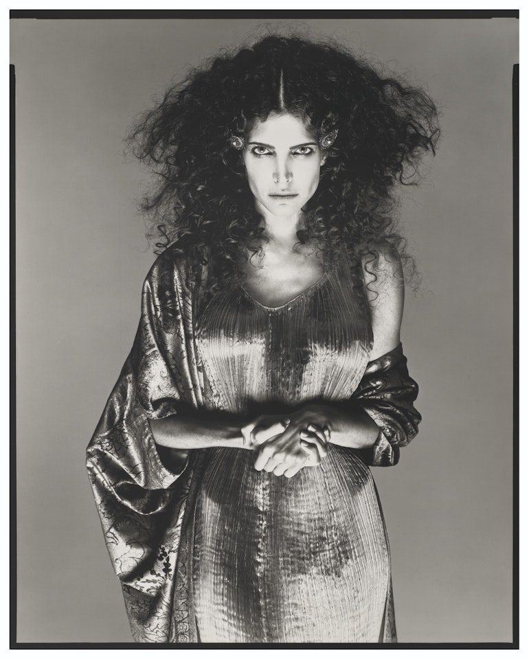 Stephanie Seymour 'La Passante du Siècle' - Les années 1910, robe et manteau Fortuny (collection Martin Kamer), bijoux Boucheron, 1996 by Richard Avedon