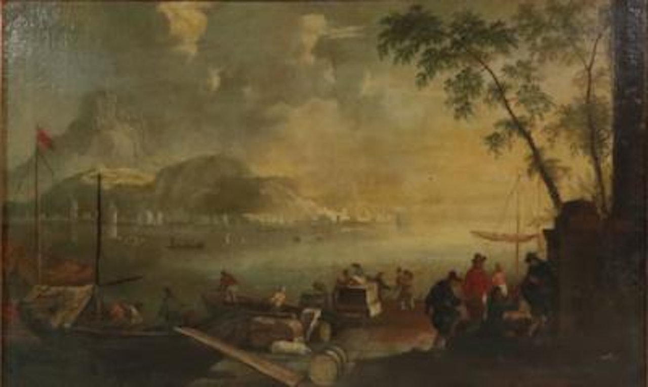 Blick in eine südliche Bucht mit Hafenmole, im Vordergrund geschäftiges Be- und Entladen von Gütern, im Hintergrund eine Stadtansicht unterhalb einer Berglandschaft, by Charles François Grenier de Lacroix de Marseille