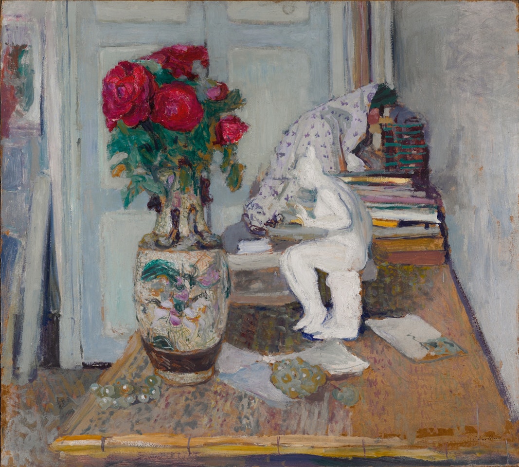 Statuette de Mailliol et roses rouges - II by Édouard Vuillard