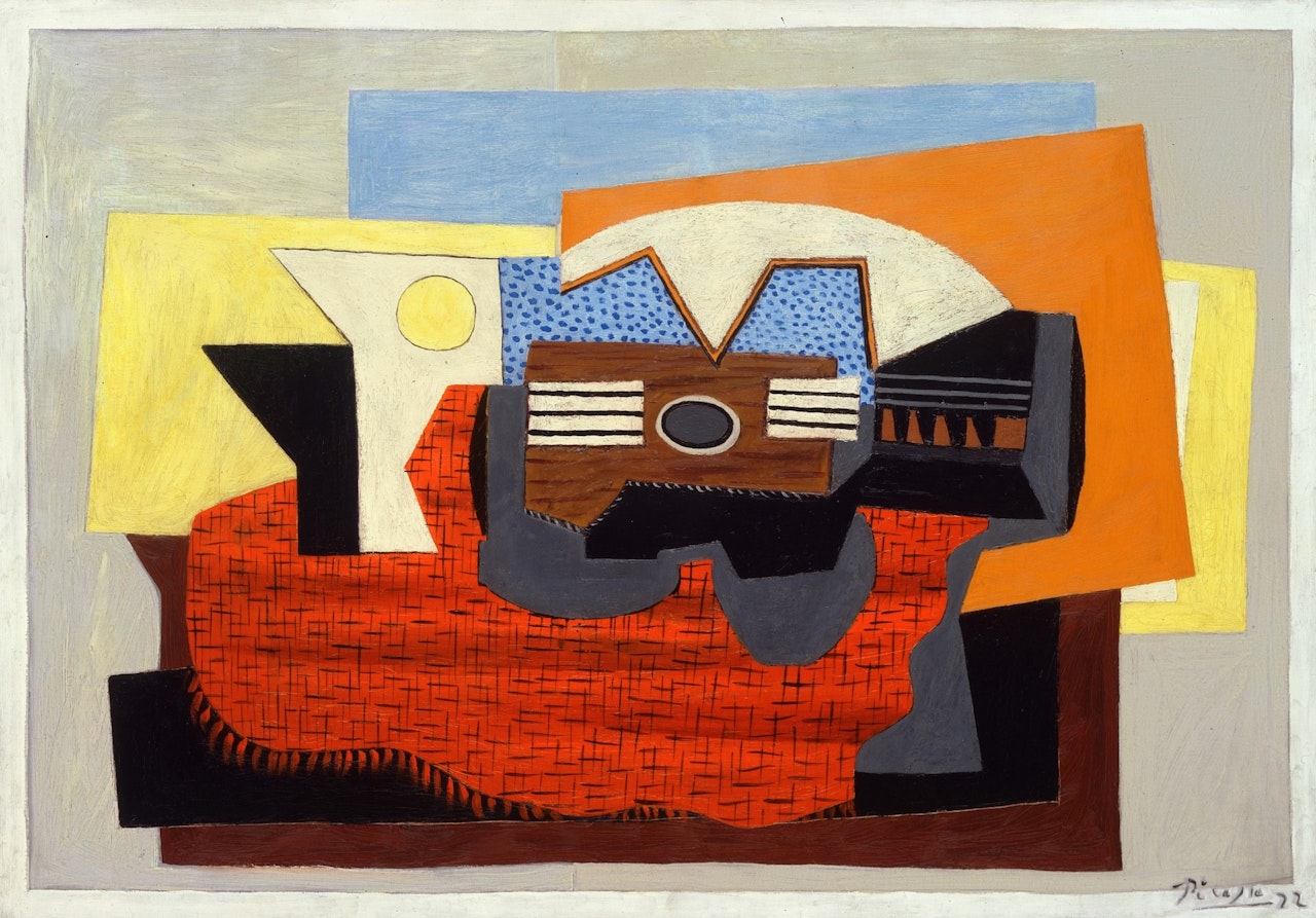 Guitare sur un tapis rouge by Pablo Picasso