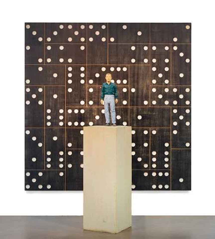Mann mit grünem Hemd und Relief Domino by Stephan Balkenhol