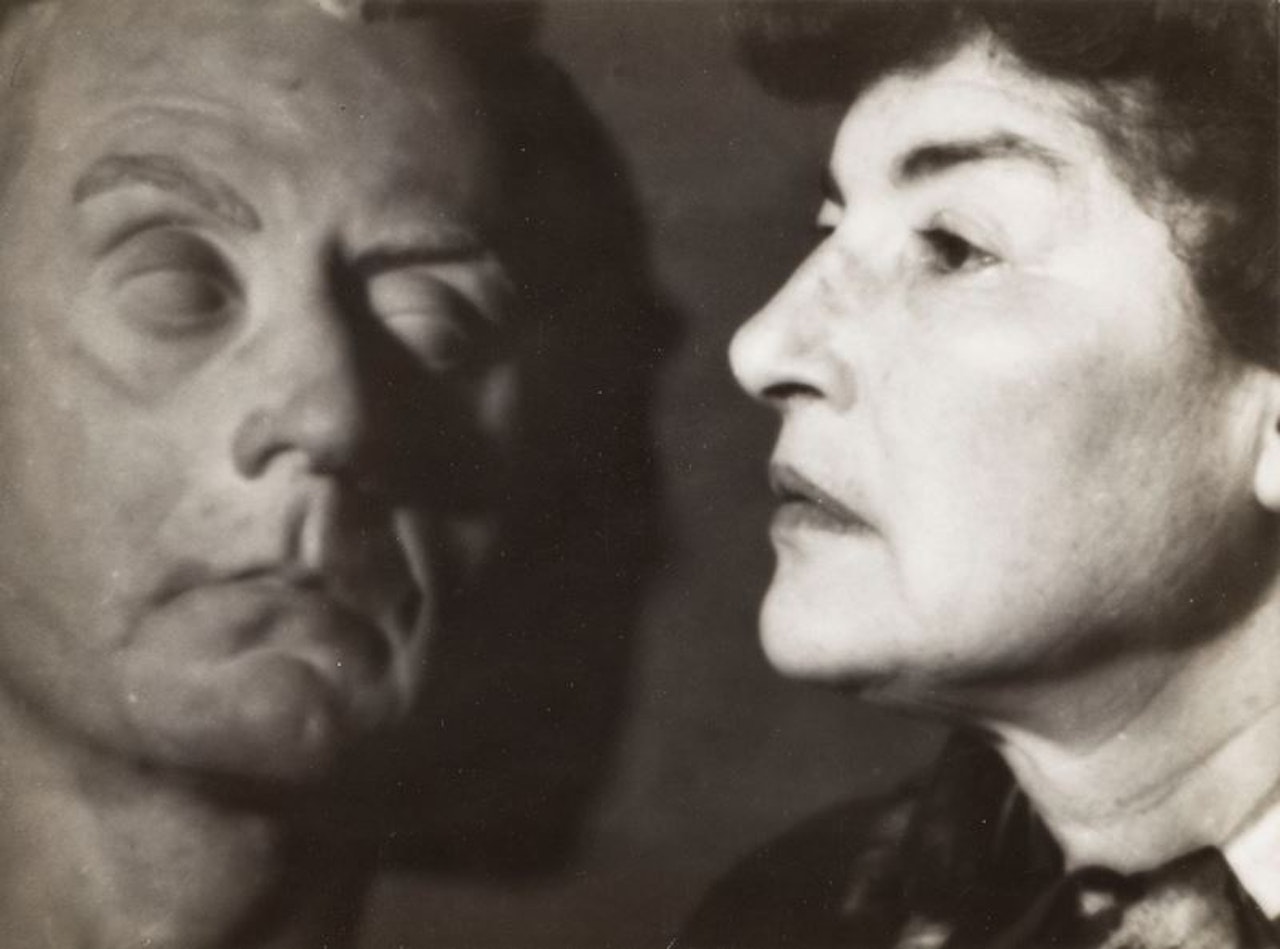 Juliette devant le masque de Man Ray by Man Ray