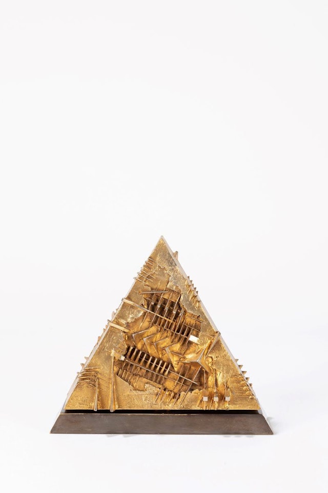 Forma piramidale "Premio Marian Skubin" by Arnaldo Pomodoro