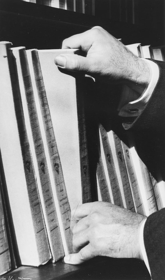 Les mains et des livres by André Kertész
