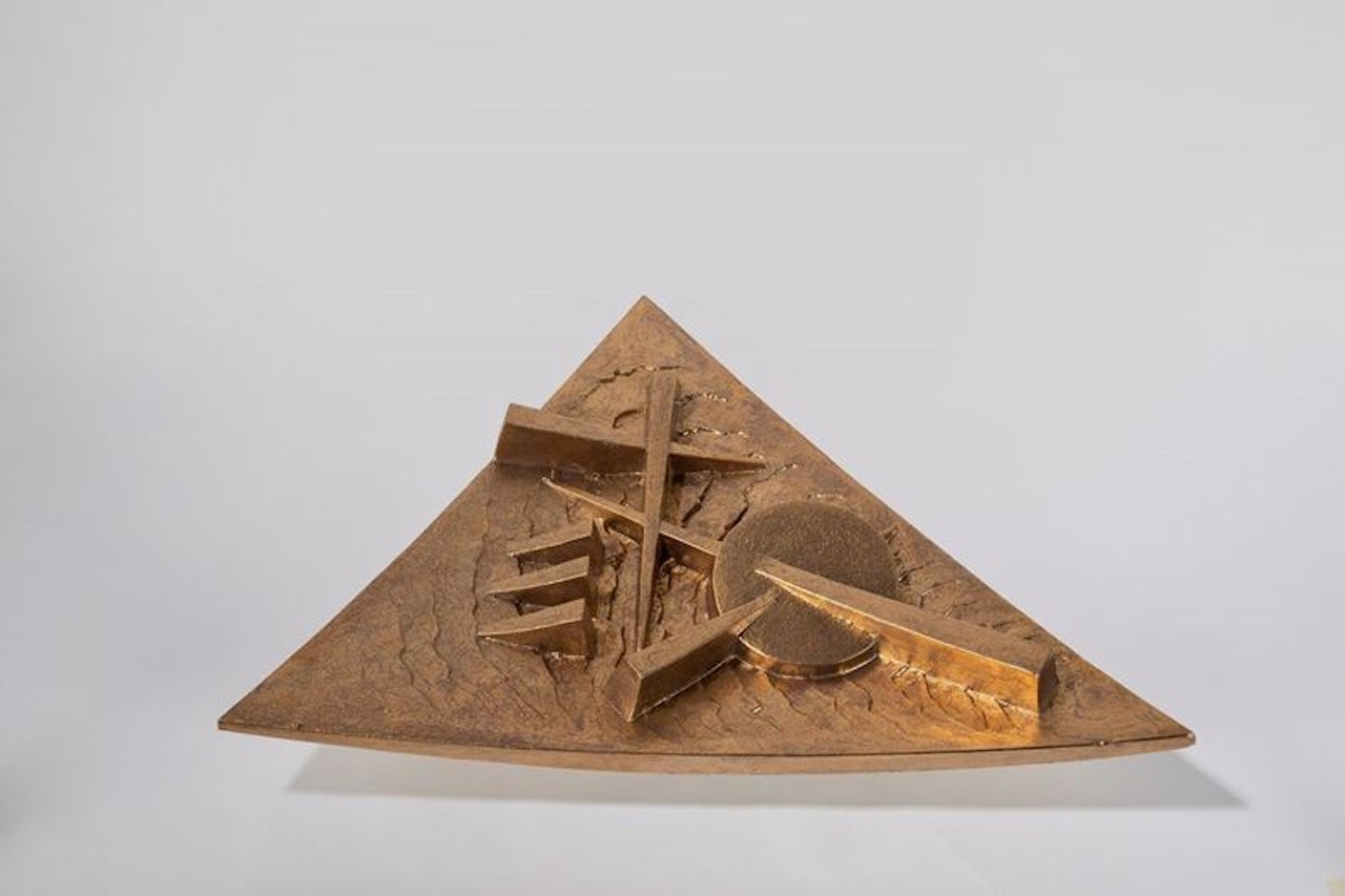 Piatto triangolare by Arnaldo Pomodoro