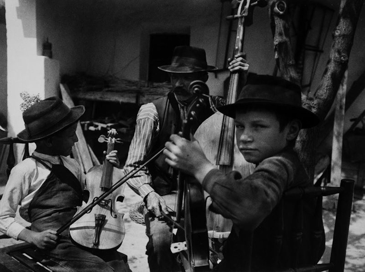 Trio violon, Hungary by André Kertész