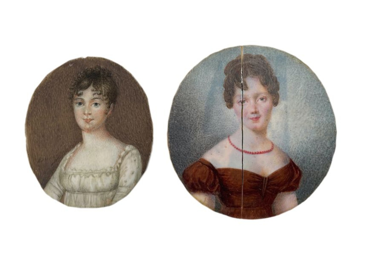 Deux femmes à la robe blanche et marron by French School