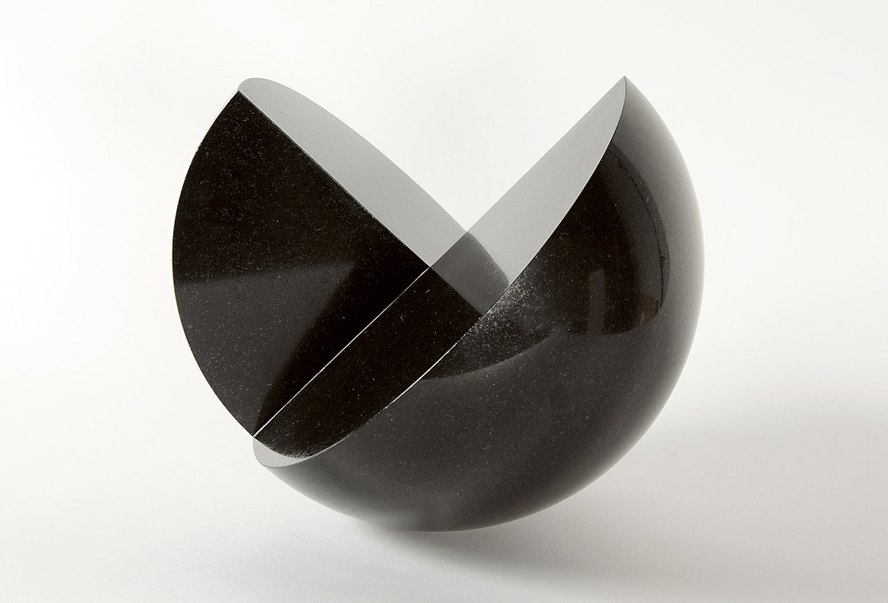 Halbe Kugel um zwei Achsen by Max Bill