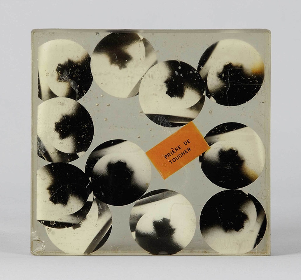 Hommage à Marcel Duchamp (Prière de toucher) by Arman