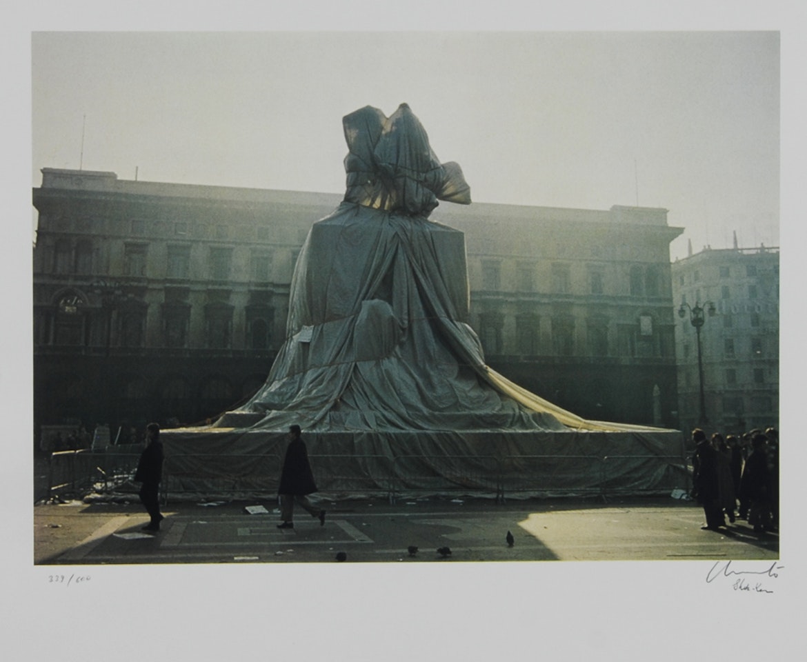Verpacktes Denkmal von Vittorio Emanuele, Piazza del Duomo, Mailand 1970 by Christo