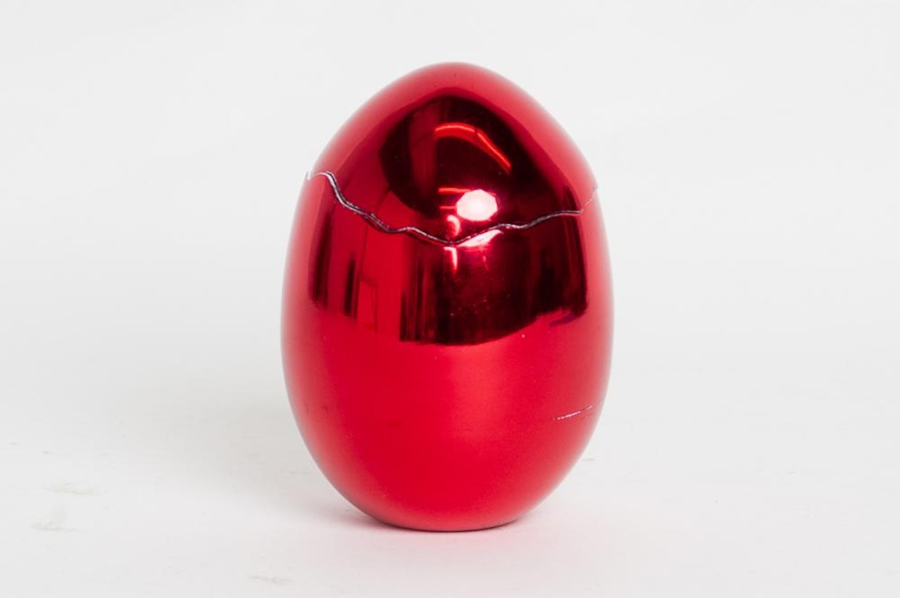 CRACKED EGG by Jeff Koons
