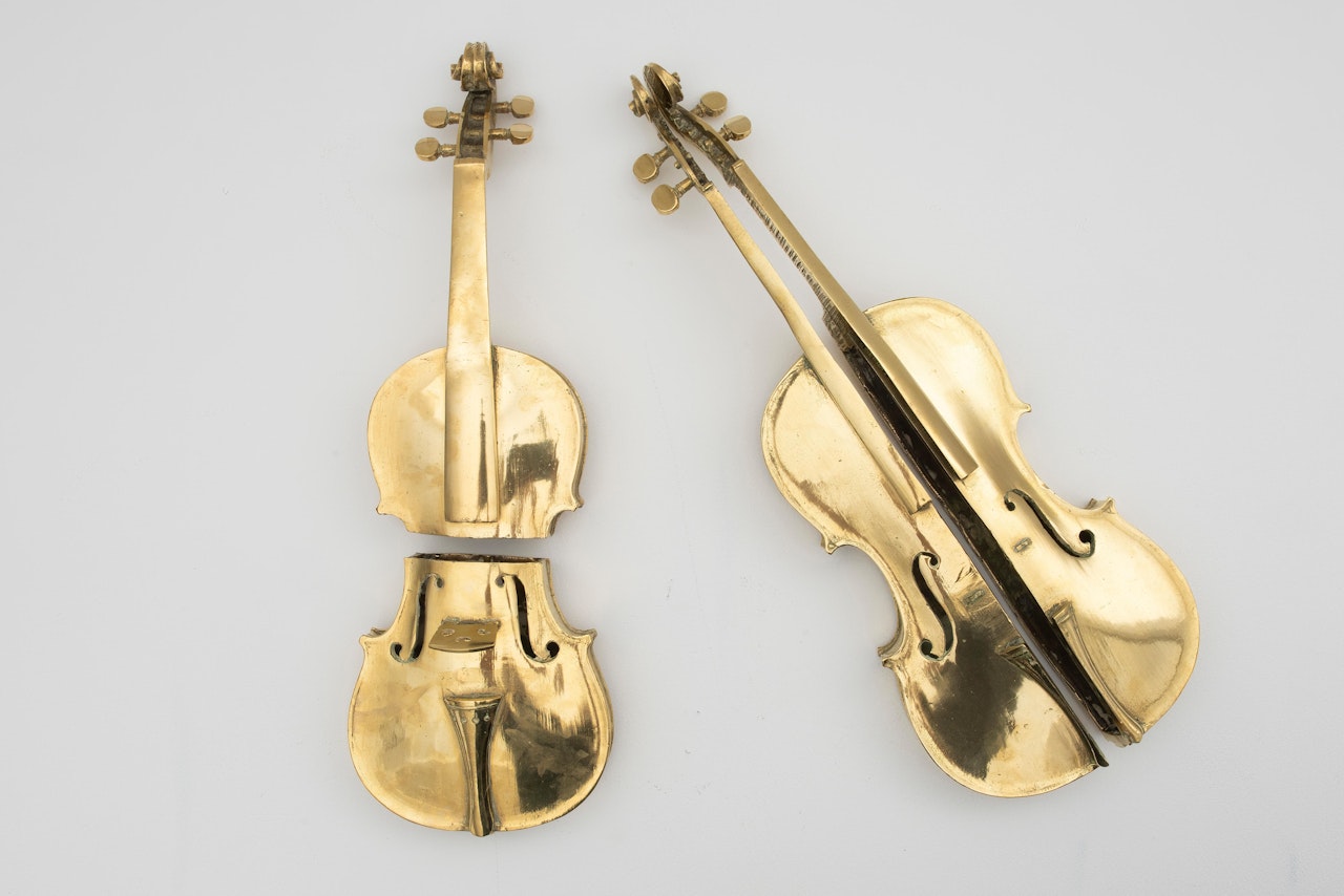 Les violons by Arman